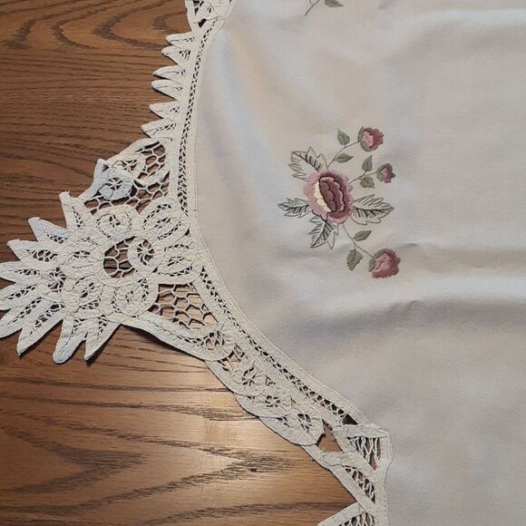 Victorian Embroidery needle point rose mantle cloth with heritage lace edge - Picture 4 of 12